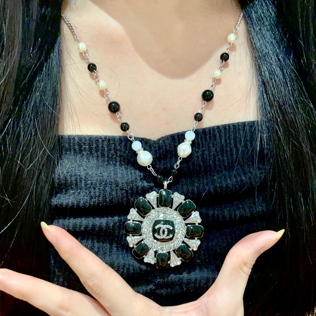  Chanel香奈儿 中古 项链👀小香家的款式真心无需多介绍😘🎶每一款都超好看，精致大方，非常显气质