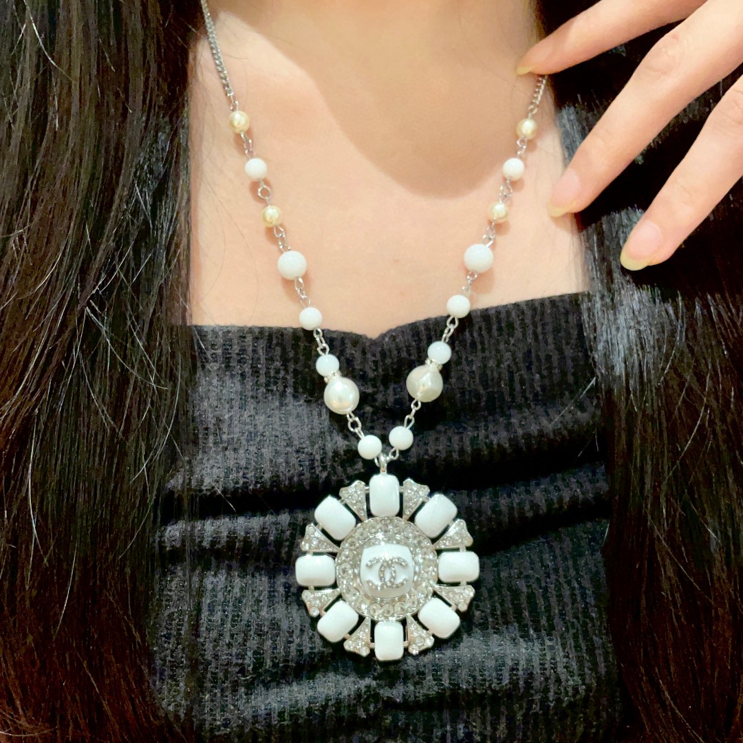  Chanel香奈儿 中古 项链👀小香家的款式真心无需多介绍😘🎶每一款都超好看，精致大方，非常显气质