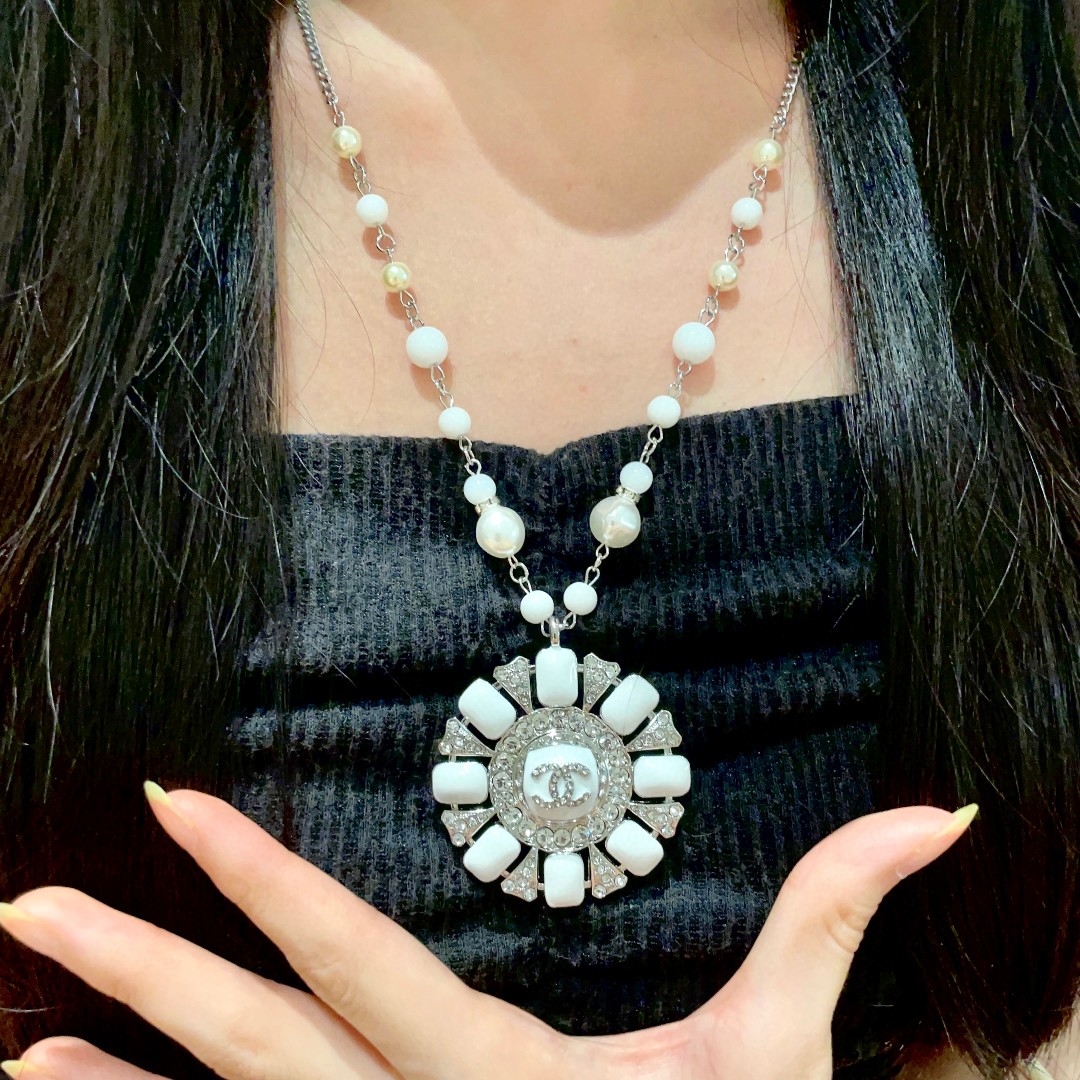  Chanel香奈儿 中古 项链👀小香家的款式真心无需多介绍😘🎶每一款都超好看，精致大方，非常显气质