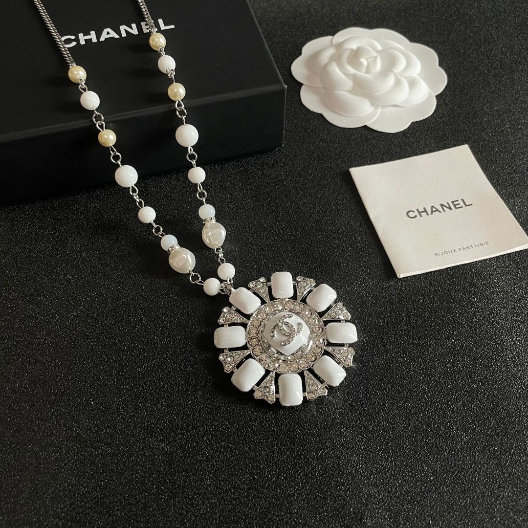  Chanel香奈儿 中古 项链👀小香家的款式真心无需多介绍😘🎶每一款都超好看，精致大方，非常显气质