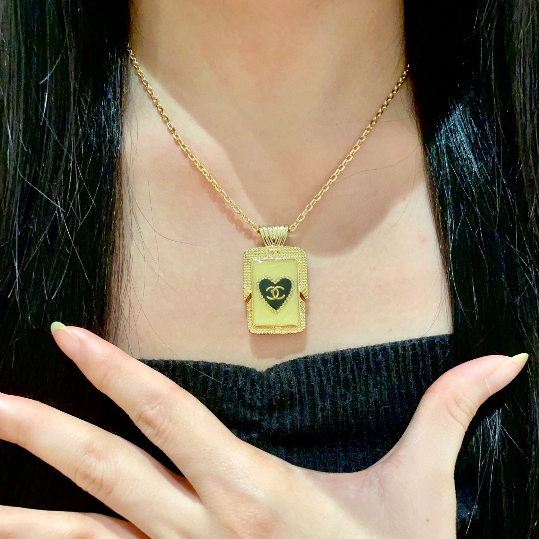  Chanel香奈儿 中古 项链👀小香家的款式真心无需多介绍😘🎶每一款都超好看，精致大方，非常显气质