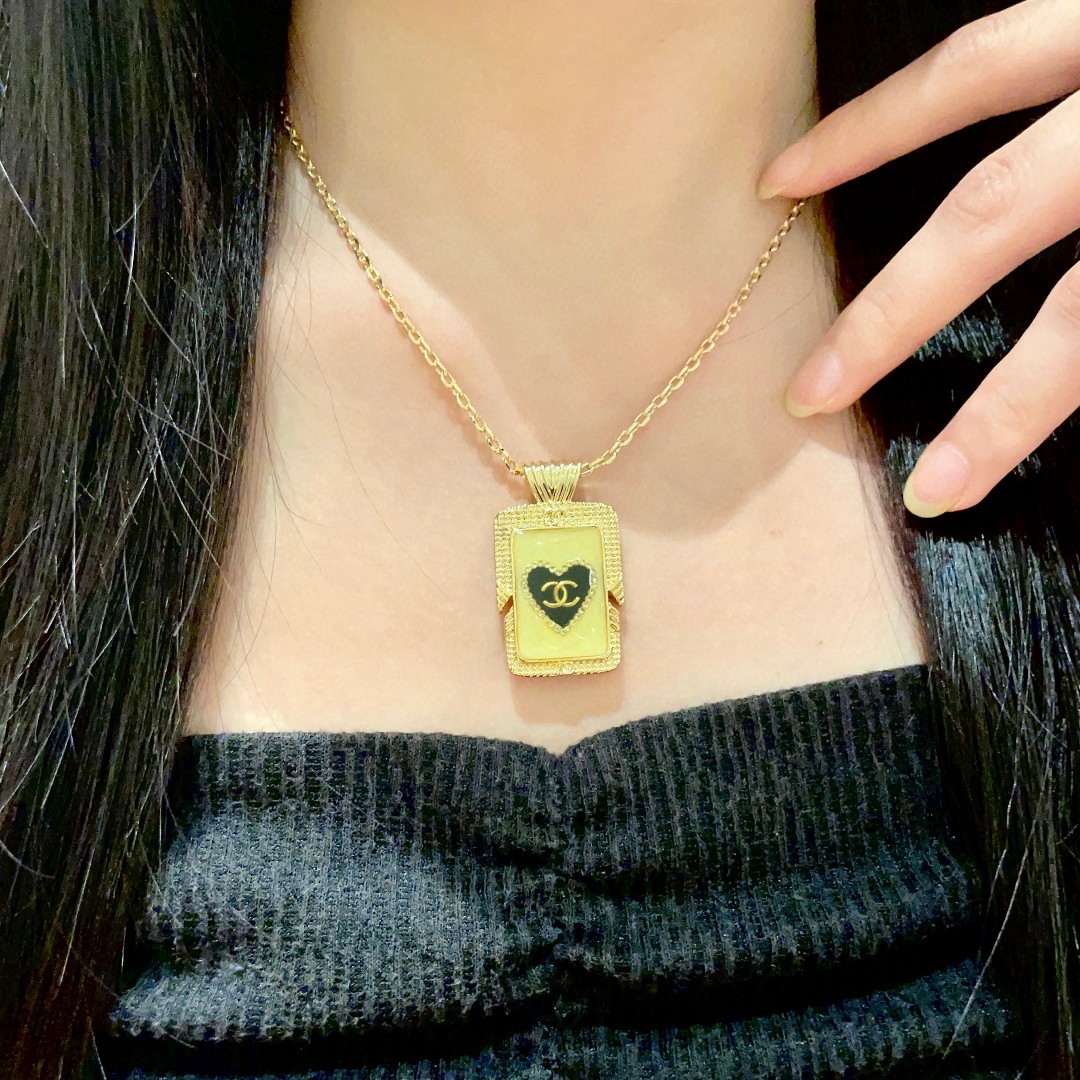  Chanel香奈儿 中古 项链👀小香家的款式真心无需多介绍😘🎶每一款都超好看，精致大方，非常显气质