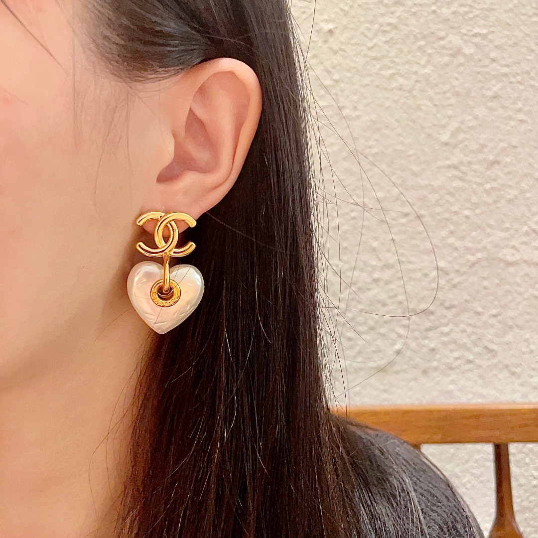  Chanel香奈儿 中古 耳钉👀小香家的款式真心无需多介绍😘🎶每一款都超好看，精致大方，非常显气质.