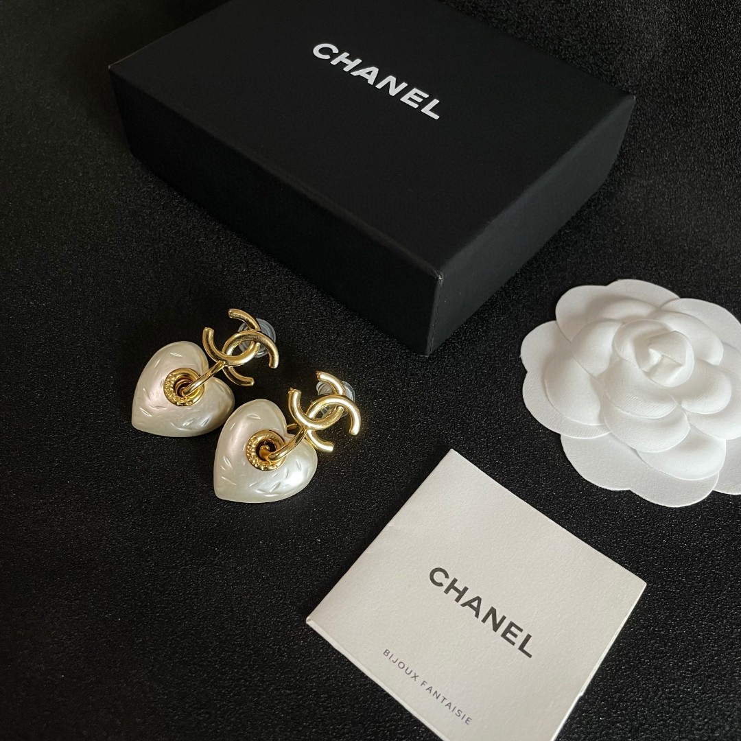  Chanel香奈儿 中古 耳钉👀小香家的款式真心无需多介绍😘🎶每一款都超好看，精致大方，非常显气质.