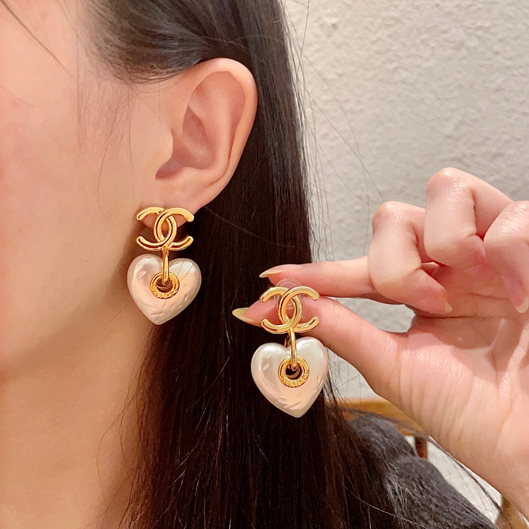  Chanel香奈儿 中古 耳钉👀小香家的款式真心无需多介绍😘🎶每一款都超好看，精致大方，非常显气质.