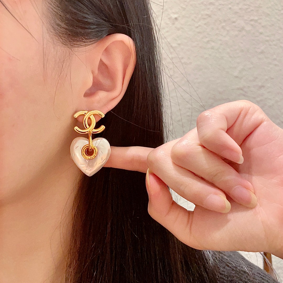  Chanel香奈儿 中古 耳钉👀小香家的款式真心无需多介绍😘🎶每一款都超好看，精致大方，非常显气质.