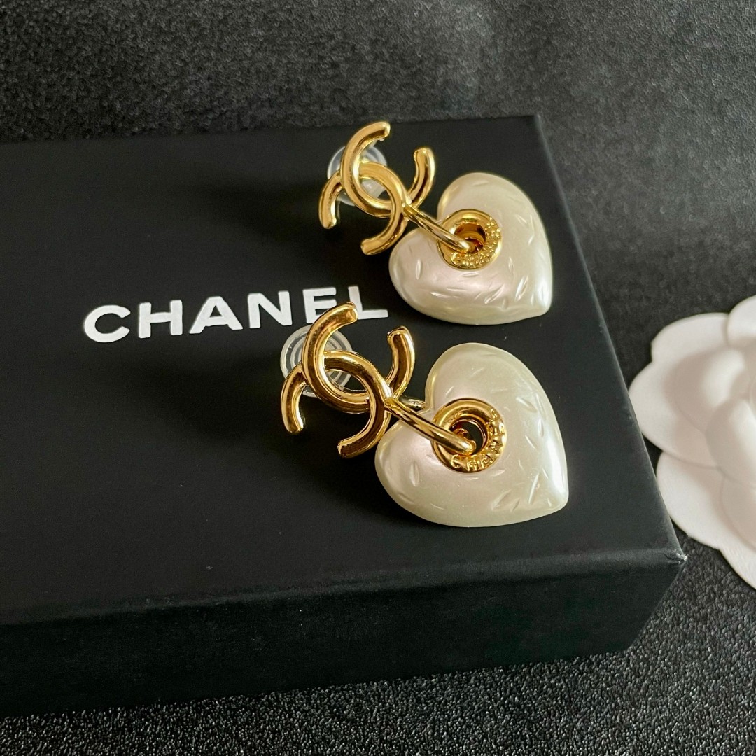  Chanel香奈儿 中古 耳钉👀小香家的款式真心无需多介绍😘🎶每一款都超好看，精致大方，非常显气质.
