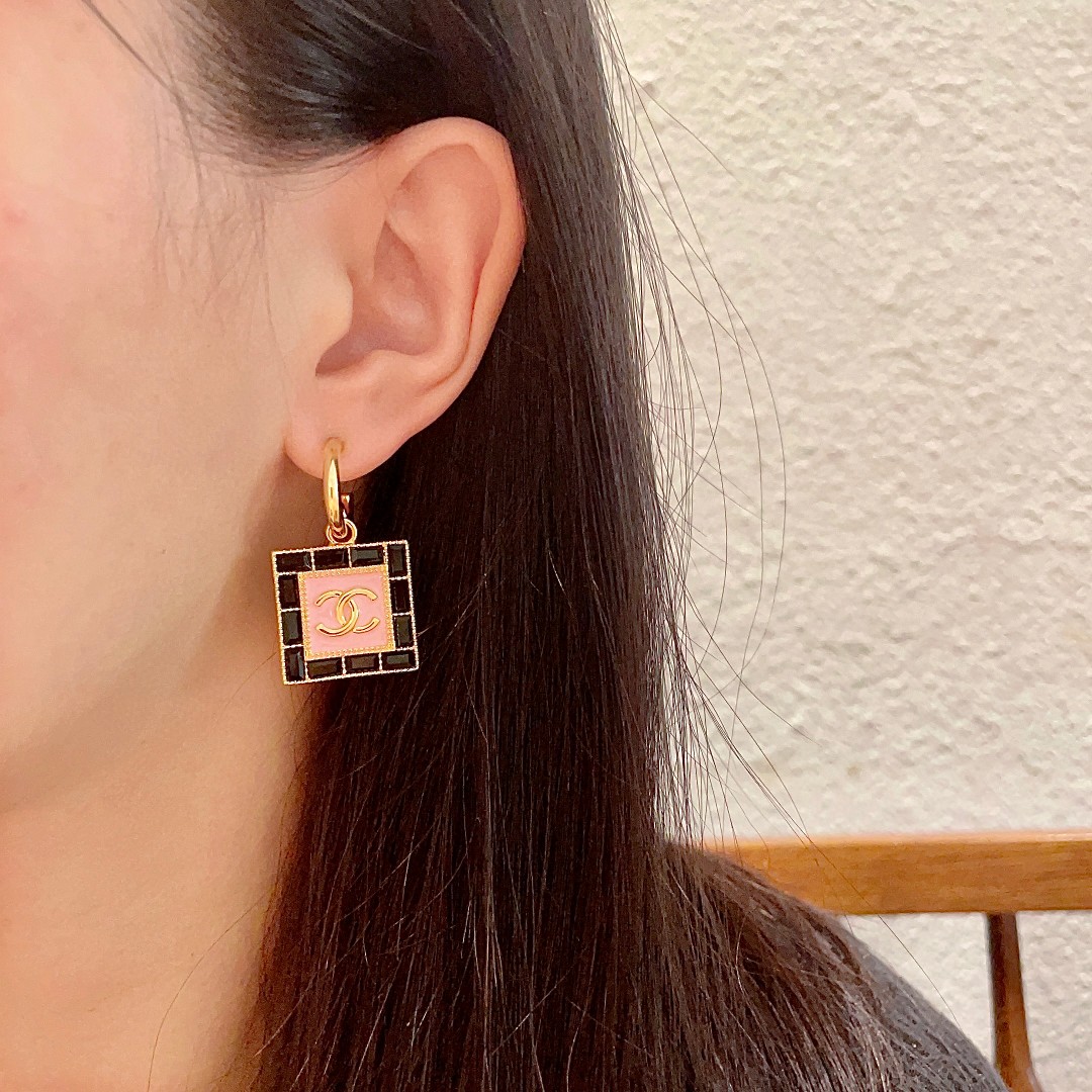  Chanel香奈儿 中古 耳钉👀小香家的款式真心无需多介绍😘🎶每一款都超好看，精致大方，非常显气质.