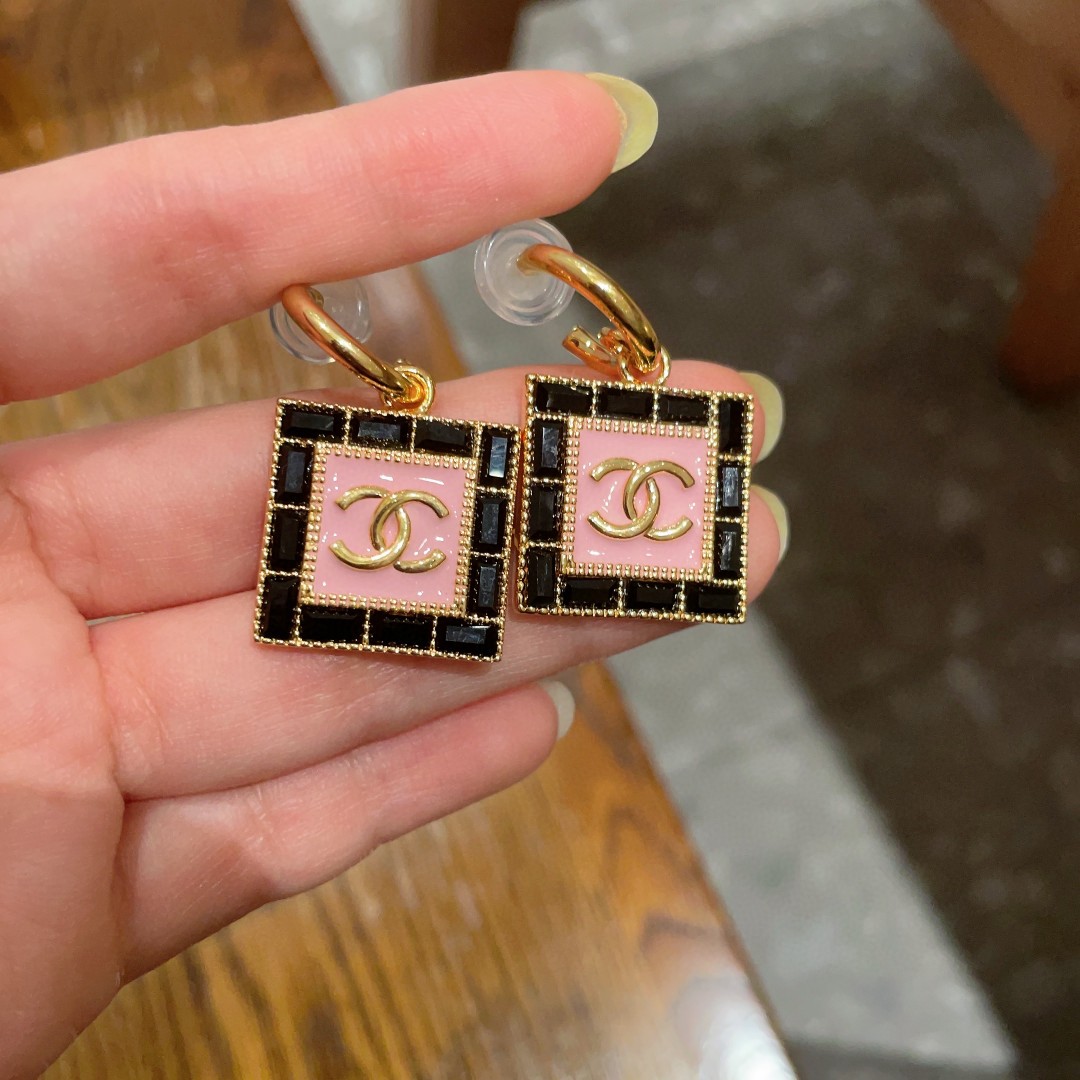  Chanel香奈儿 中古 耳钉👀小香家的款式真心无需多介绍😘🎶每一款都超好看，精致大方，非常显气质.