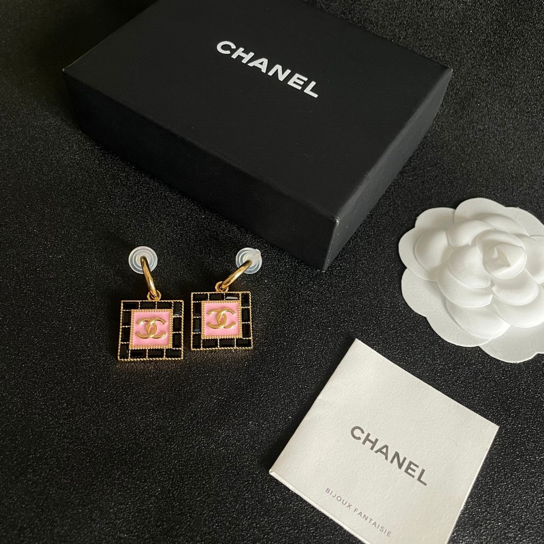  Chanel香奈儿 中古 耳钉👀小香家的款式真心无需多介绍😘🎶每一款都超好看，精致大方，非常显气质.