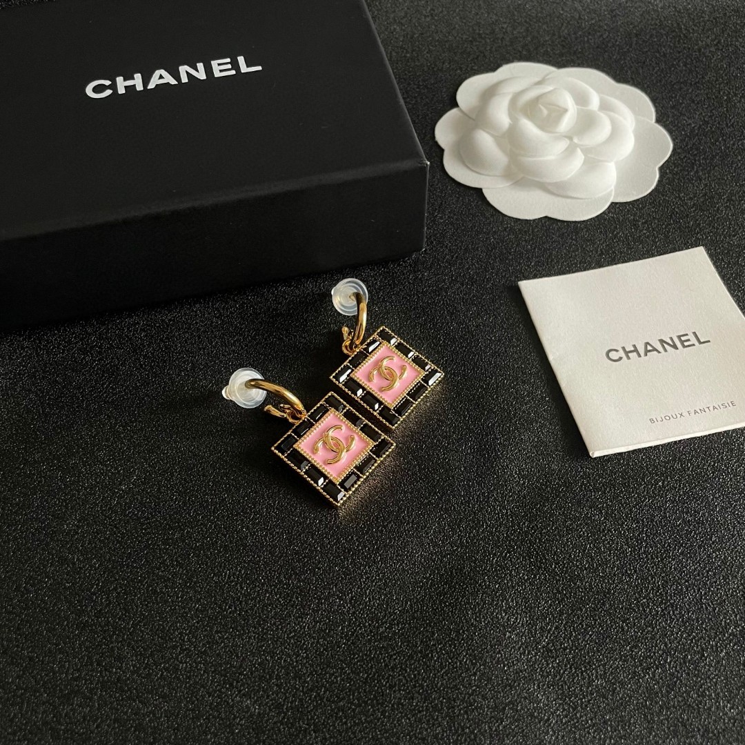  Chanel香奈儿 中古 耳钉👀小香家的款式真心无需多介绍😘🎶每一款都超好看，精致大方，非常显气质.