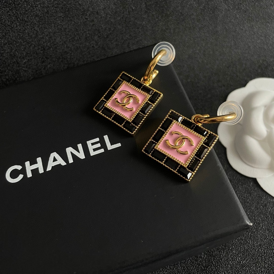 Chanel香奈儿 中古 耳钉👀小香家的款式真心无需多介绍😘🎶每一款都超好看，精致大方，非常显气质.