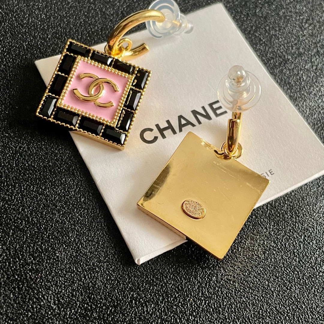  Chanel香奈儿 中古 耳钉👀小香家的款式真心无需多介绍😘🎶每一款都超好看，精致大方，非常显气质.