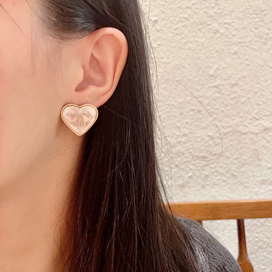  Chanel香奈儿 中古 耳钉👀小香家的款式真心无需多介绍😘🎶每一款都超好看，精致大方，非常显气质.
