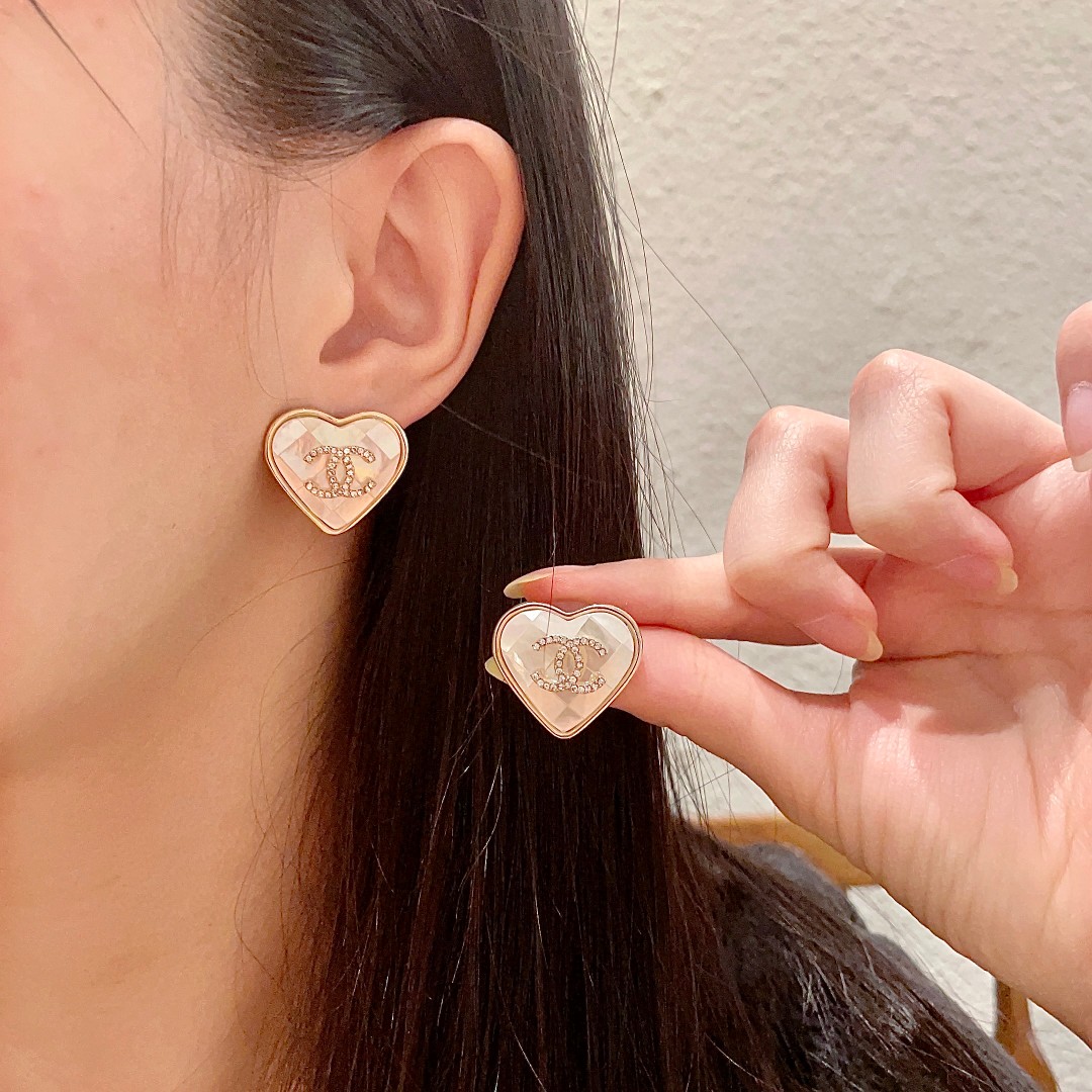  Chanel香奈儿 中古 耳钉👀小香家的款式真心无需多介绍😘🎶每一款都超好看，精致大方，非常显气质.