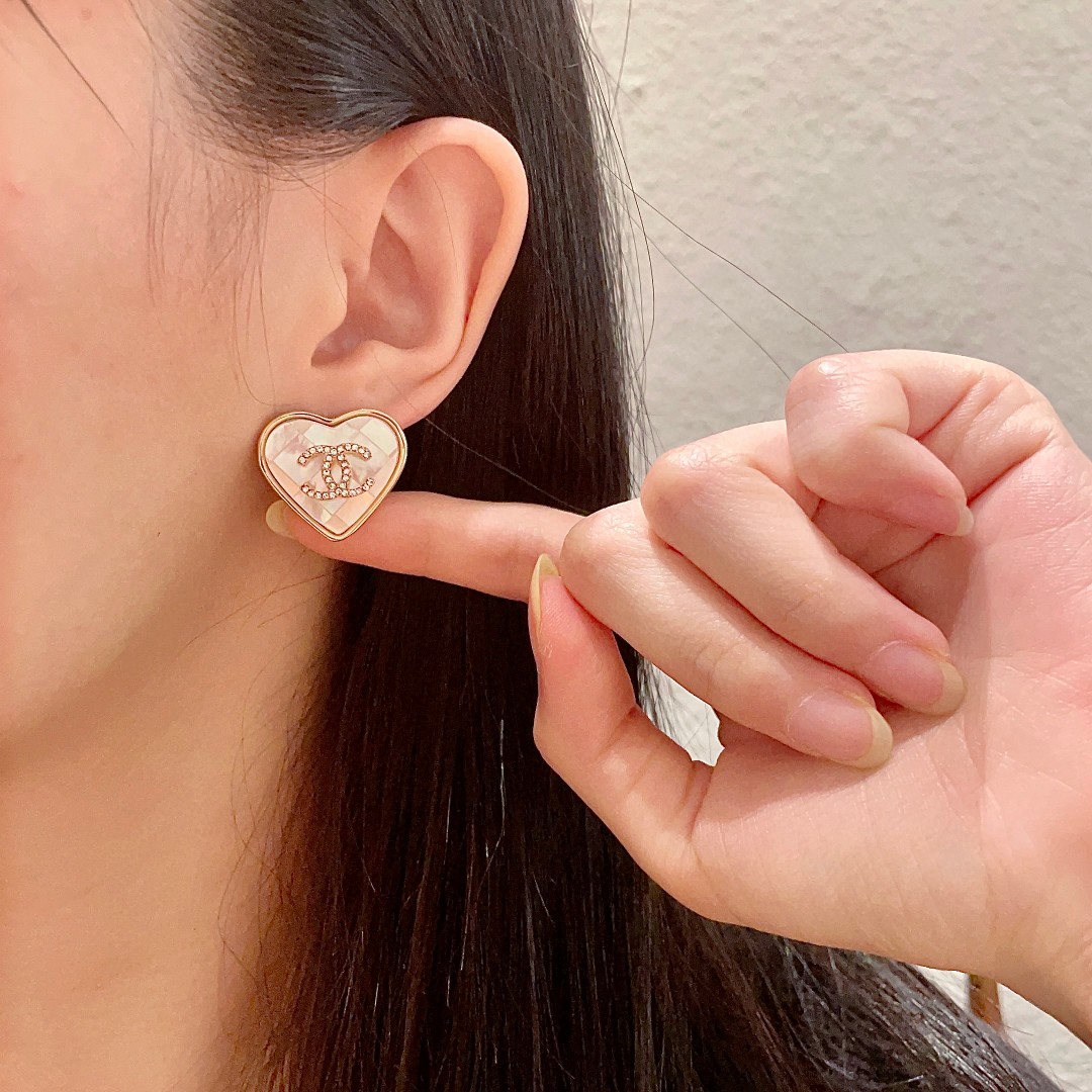  Chanel香奈儿 中古 耳钉👀小香家的款式真心无需多介绍😘🎶每一款都超好看，精致大方，非常显气质.