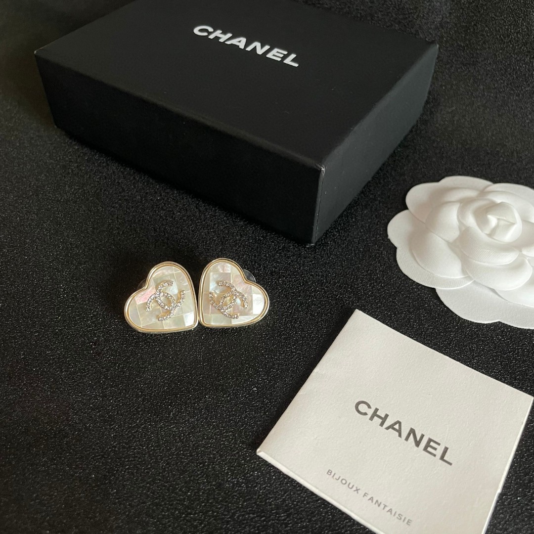  Chanel香奈儿 中古 耳钉👀小香家的款式真心无需多介绍😘🎶每一款都超好看，精致大方，非常显气质.