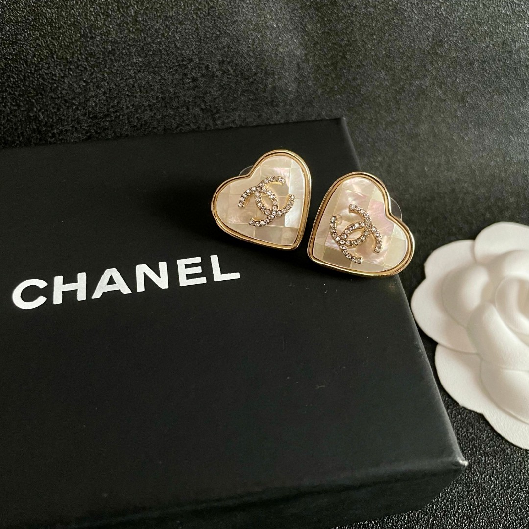  Chanel香奈儿 中古 耳钉👀小香家的款式真心无需多介绍😘🎶每一款都超好看，精致大方，非常显气质.