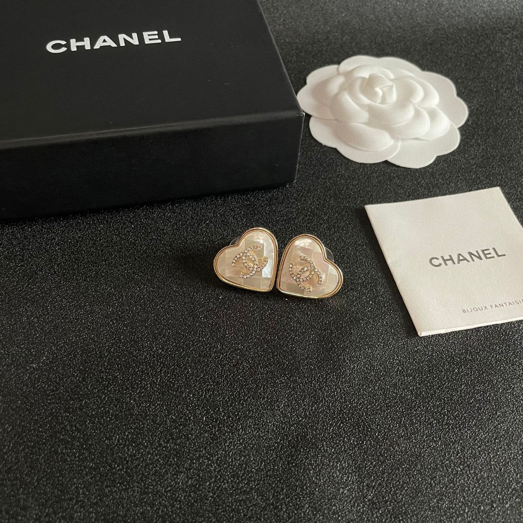  Chanel香奈儿 中古 耳钉👀小香家的款式真心无需多介绍😘🎶每一款都超好看，精致大方，非常显气质.