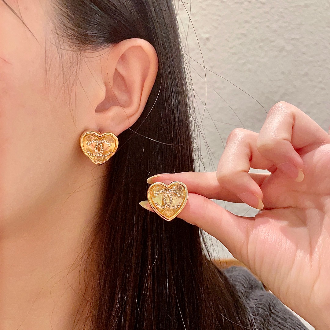  Chanel香奈儿 中古 耳钉👀小香家的款式真心无需多介绍😘🎶每一款都超好看，精致大方，非常显气质.
