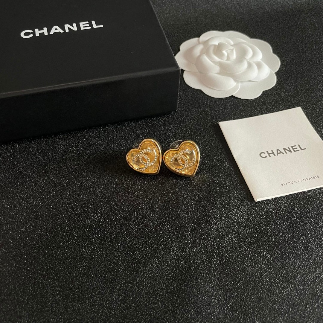  Chanel香奈儿 中古 耳钉👀小香家的款式真心无需多介绍😘🎶每一款都超好看，精致大方，非常显气质.