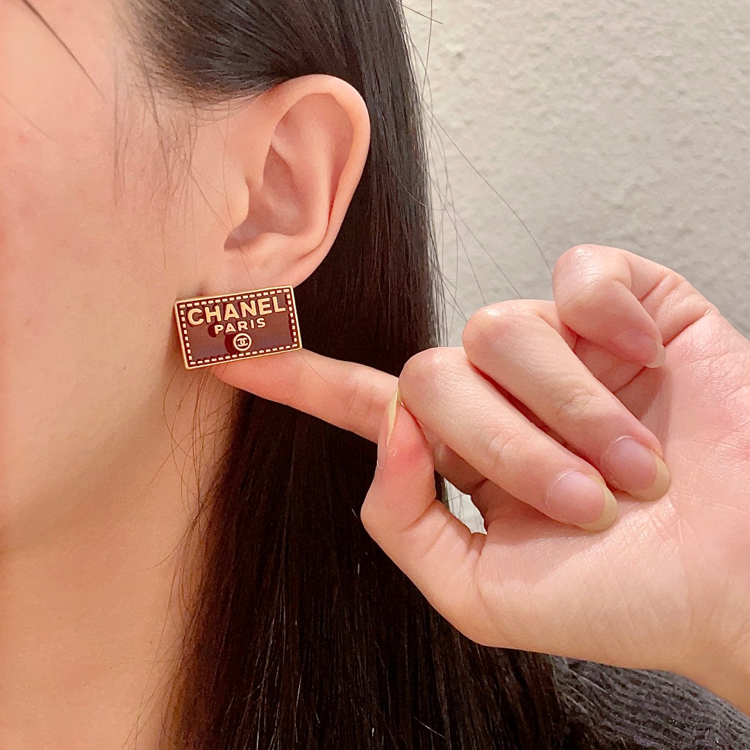  Chanel香奈儿 中古 耳钉👀小香家的款式真心无需多介绍😘🎶每一款都超好看，精致大方，非常显气质.