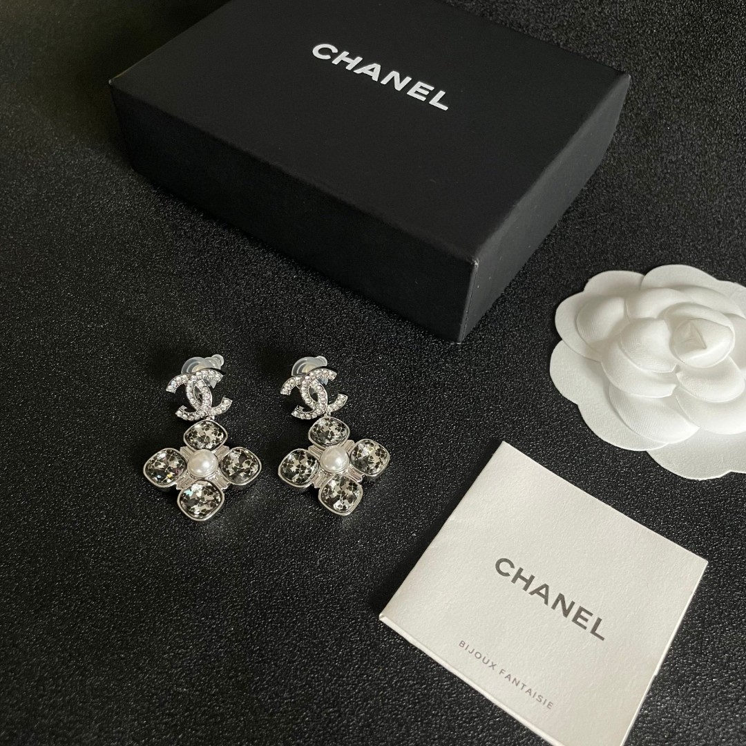  Chanel香奈儿 中古 耳钉👀小香家的款式真心无需多介绍😘🎶每一款都超好看，精致大方，非常显气质.