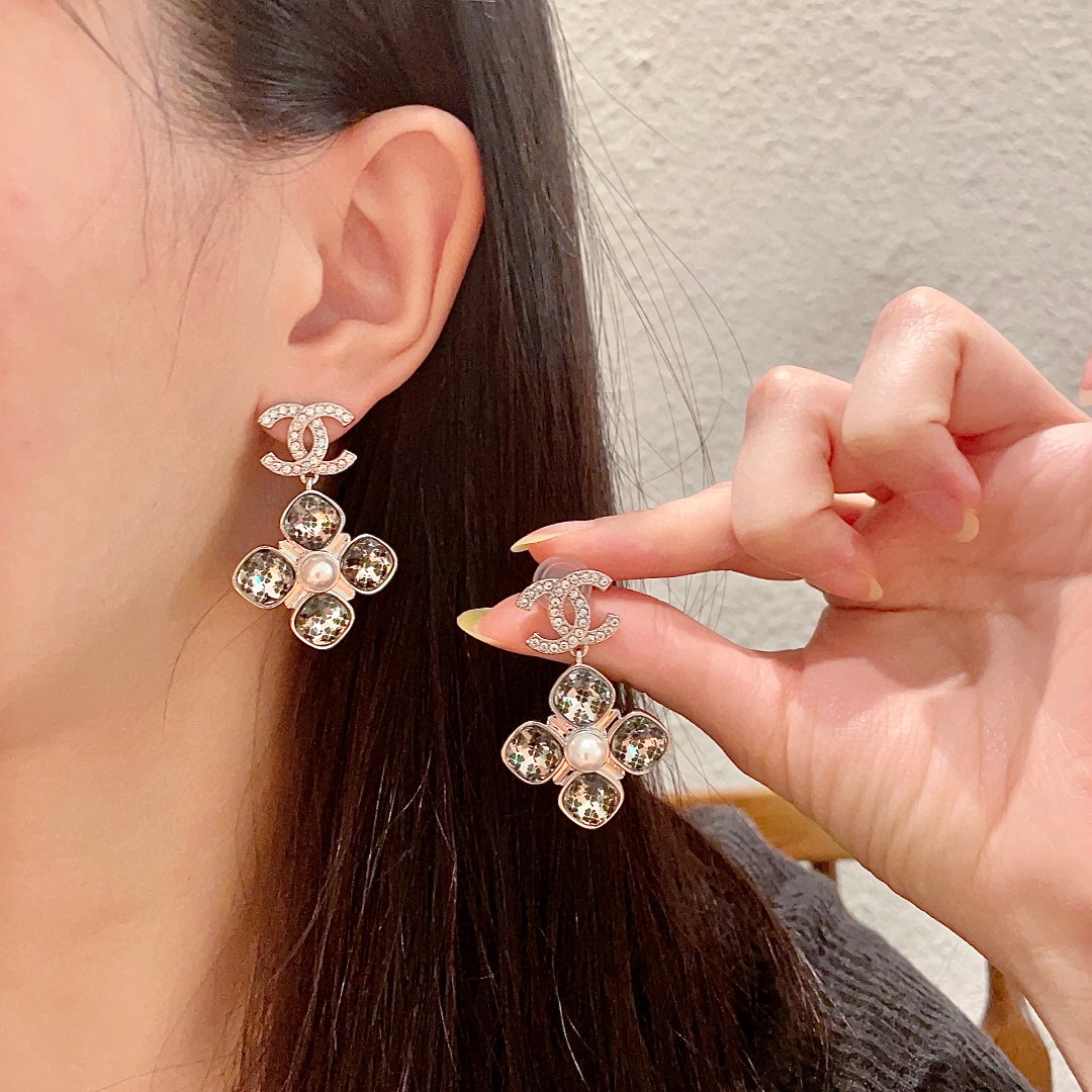  Chanel香奈儿 中古 耳钉👀小香家的款式真心无需多介绍😘🎶每一款都超好看，精致大方，非常显气质.