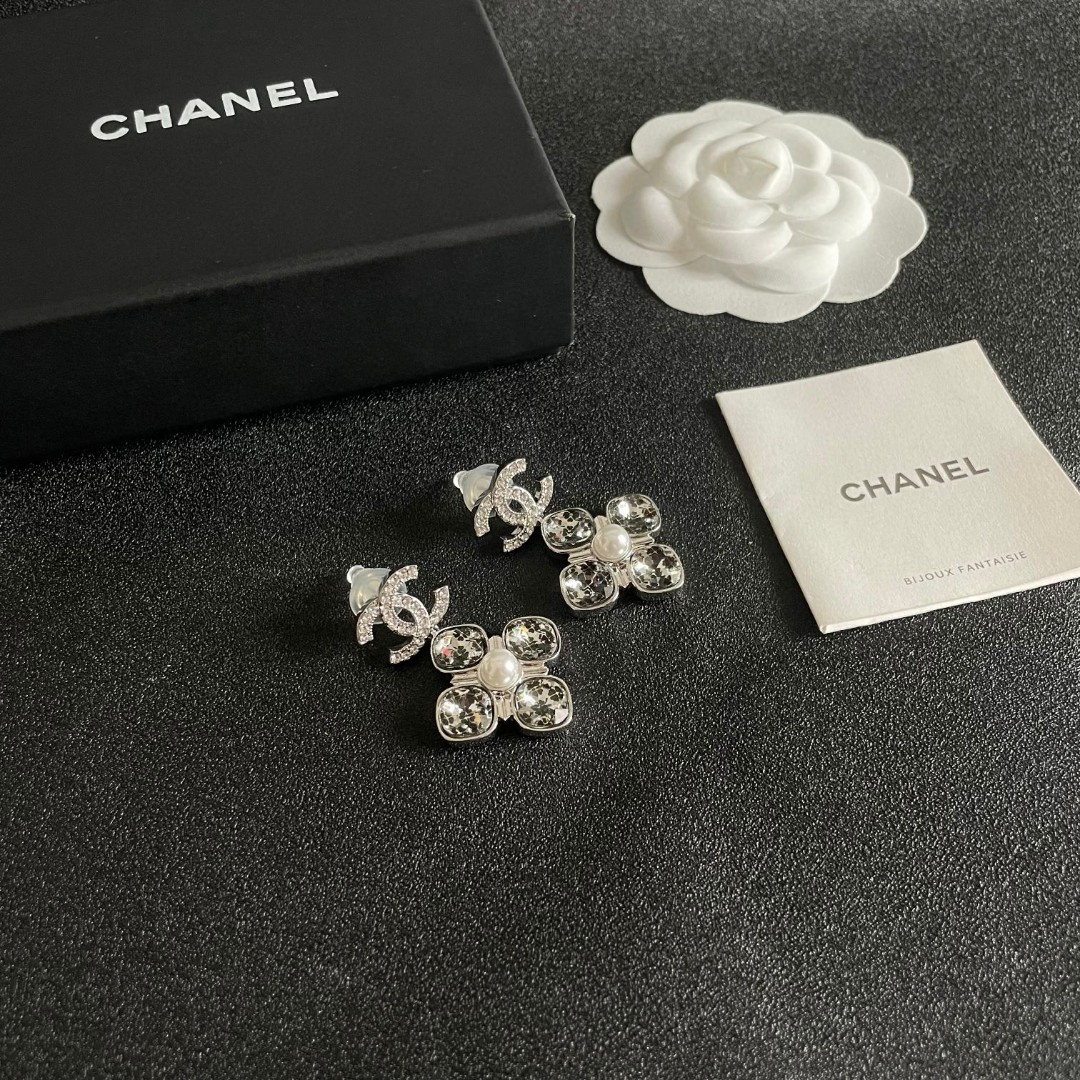  Chanel香奈儿 中古 耳钉👀小香家的款式真心无需多介绍😘🎶每一款都超好看，精致大方，非常显气质.