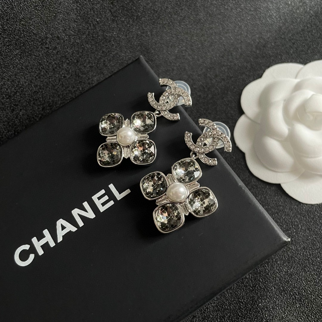  Chanel香奈儿 中古 耳钉👀小香家的款式真心无需多介绍😘🎶每一款都超好看，精致大方，非常显气质.