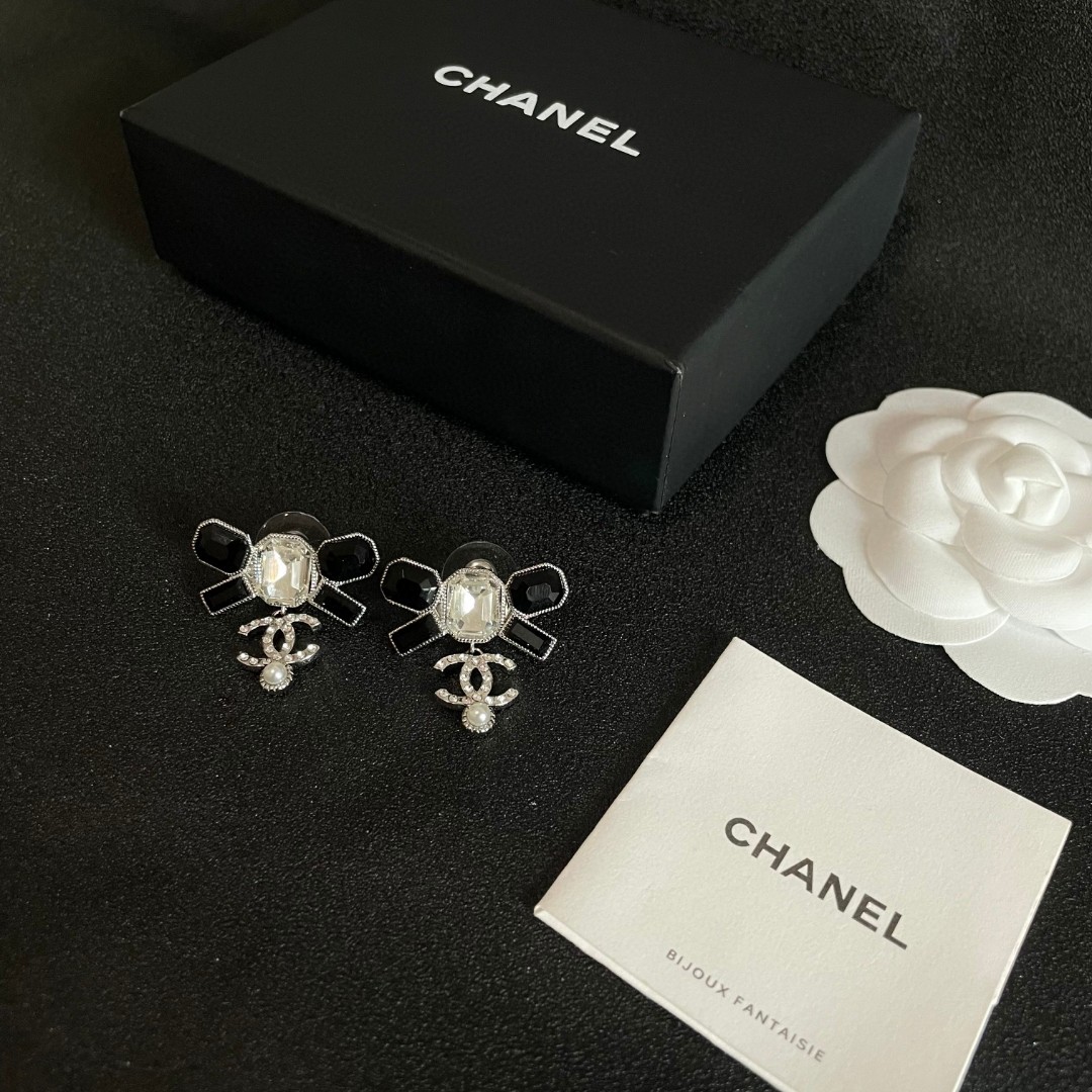  Chanel香奈儿 中古 耳钉👀小香家的款式真心无需多介绍😘🎶每一款都超好看，精致大方，非常显气质.