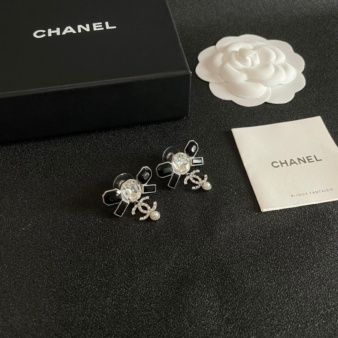  Chanel香奈儿 中古 耳钉👀小香家的款式真心无需多介绍😘🎶每一款都超好看，精致大方，非常显气质.