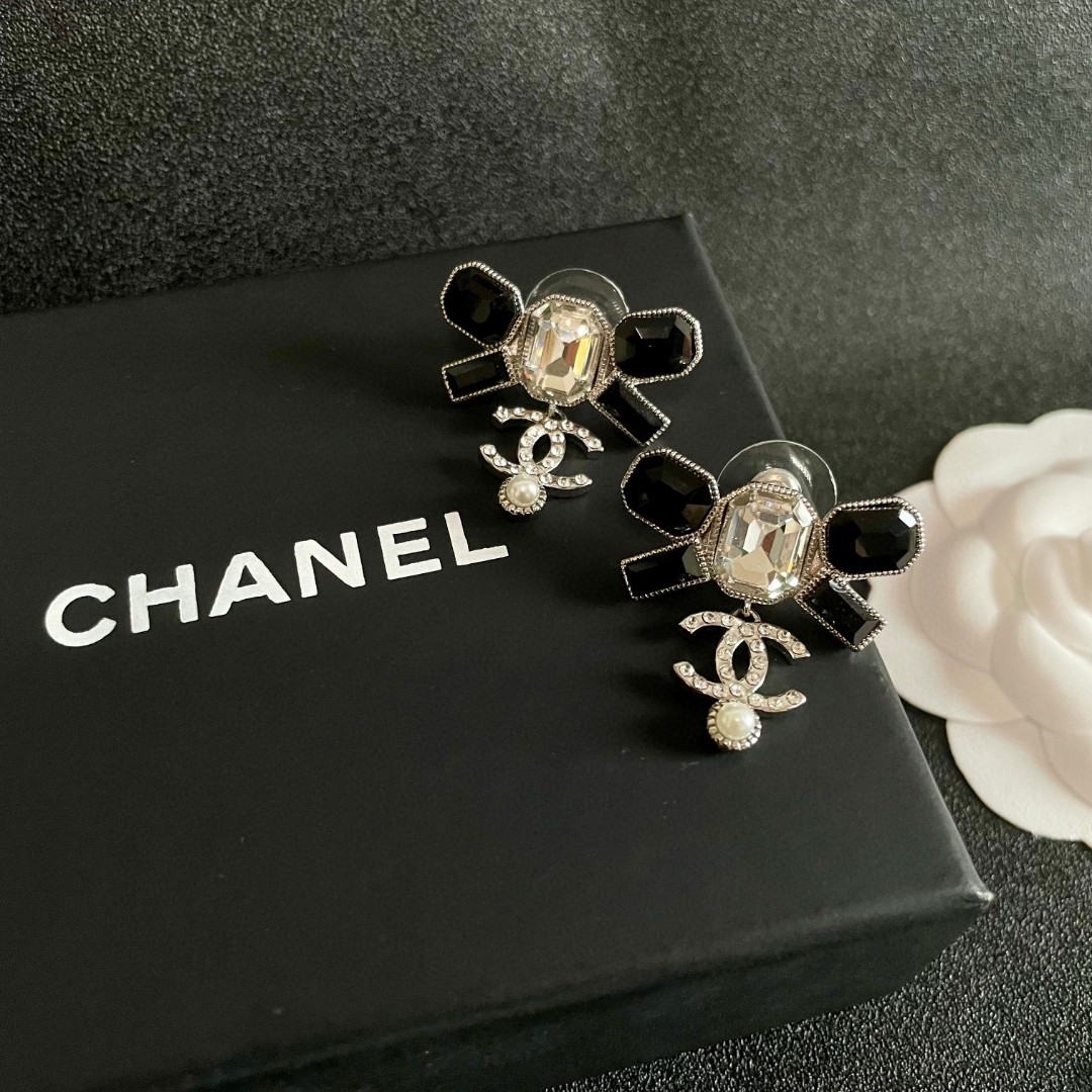  Chanel香奈儿 中古 耳钉👀小香家的款式真心无需多介绍😘🎶每一款都超好看，精致大方，非常显气质.