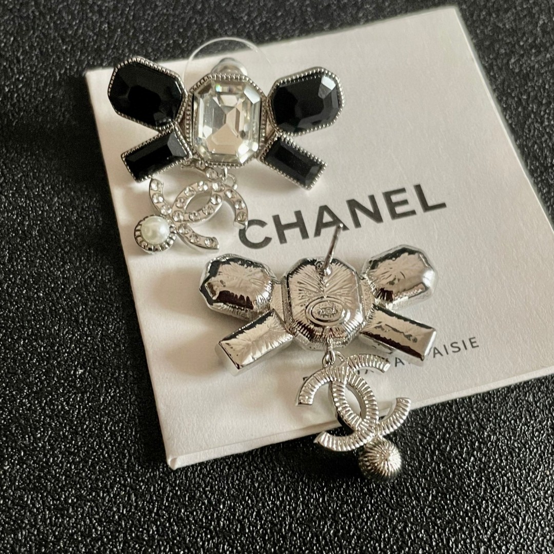  Chanel香奈儿 中古 耳钉👀小香家的款式真心无需多介绍😘🎶每一款都超好看，精致大方，非常显气质.