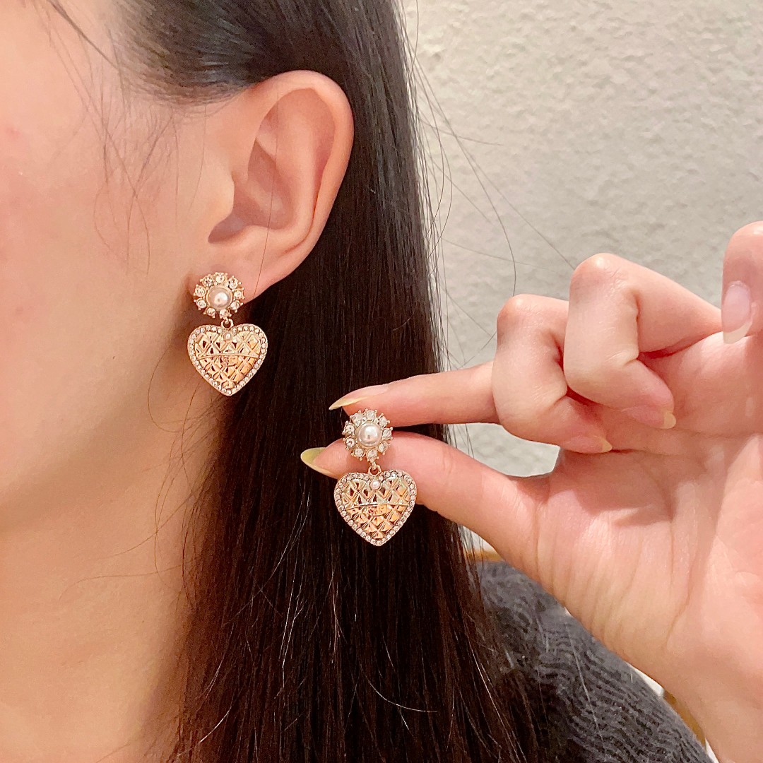  Chanel香奈儿 中古 耳钉👀小香家的款式真心无需多介绍😘🎶每一款都超好看，精致大方，非常显气质.