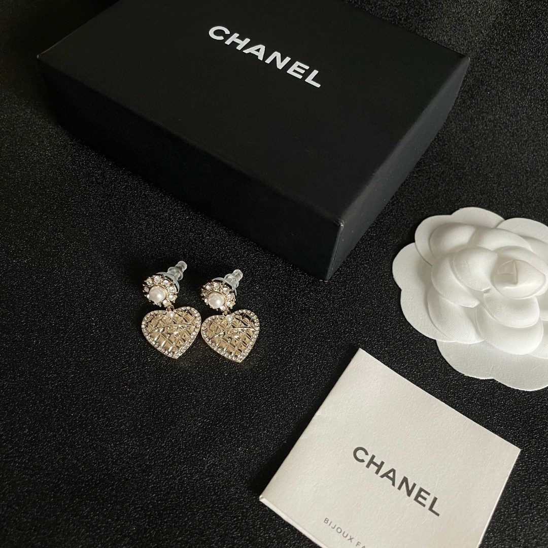  Chanel香奈儿 中古 耳钉👀小香家的款式真心无需多介绍😘🎶每一款都超好看，精致大方，非常显气质.