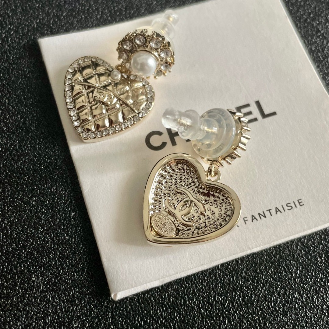  Chanel香奈儿 中古 耳钉👀小香家的款式真心无需多介绍😘🎶每一款都超好看，精致大方，非常显气质.