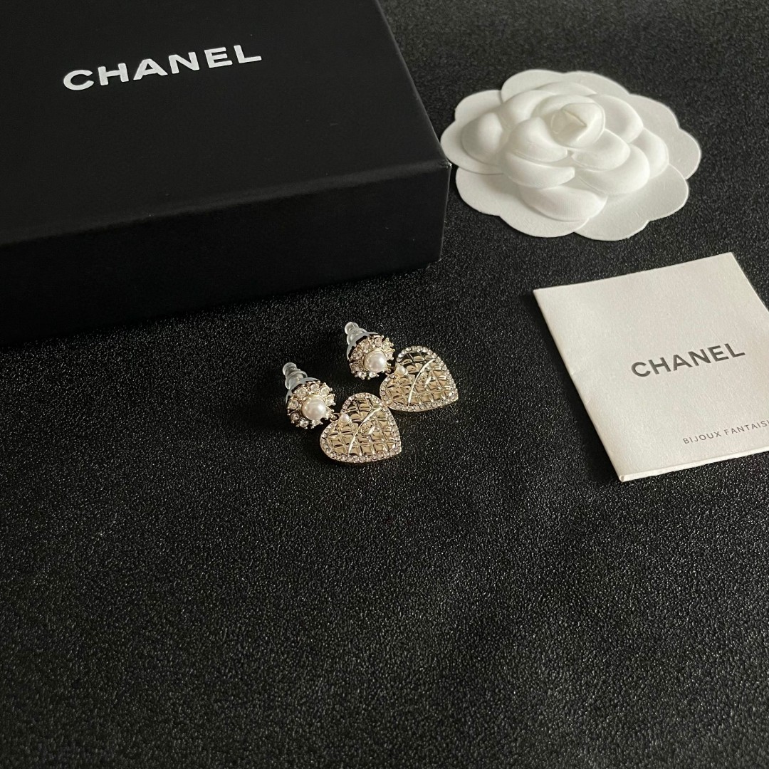  Chanel香奈儿 中古 耳钉👀小香家的款式真心无需多介绍😘🎶每一款都超好看，精致大方，非常显气质.