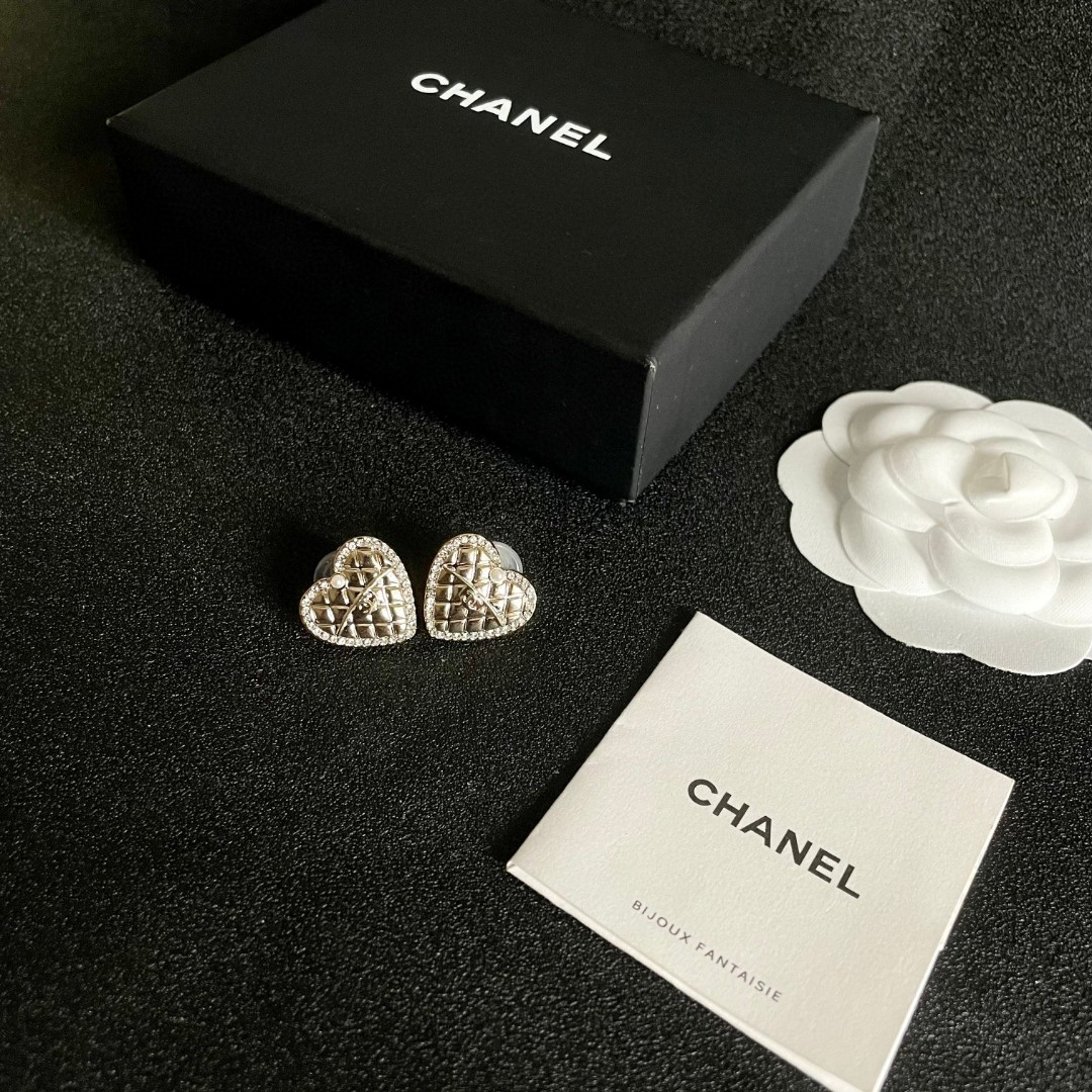  Chanel香奈儿 中古 耳钉👀小香家的款式真心无需多介绍😘🎶每一款都超好看，精致大方，非常显气质.