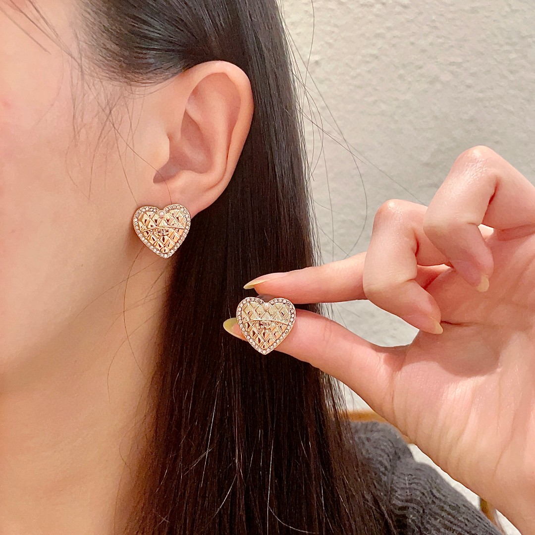  Chanel香奈儿 中古 耳钉👀小香家的款式真心无需多介绍😘🎶每一款都超好看，精致大方，非常显气质.