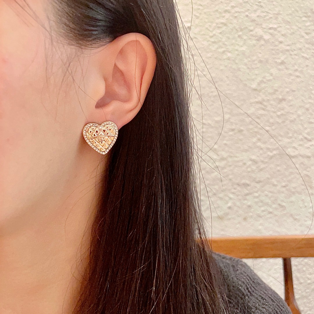  Chanel香奈儿 中古 耳钉👀小香家的款式真心无需多介绍😘🎶每一款都超好看，精致大方，非常显气质.