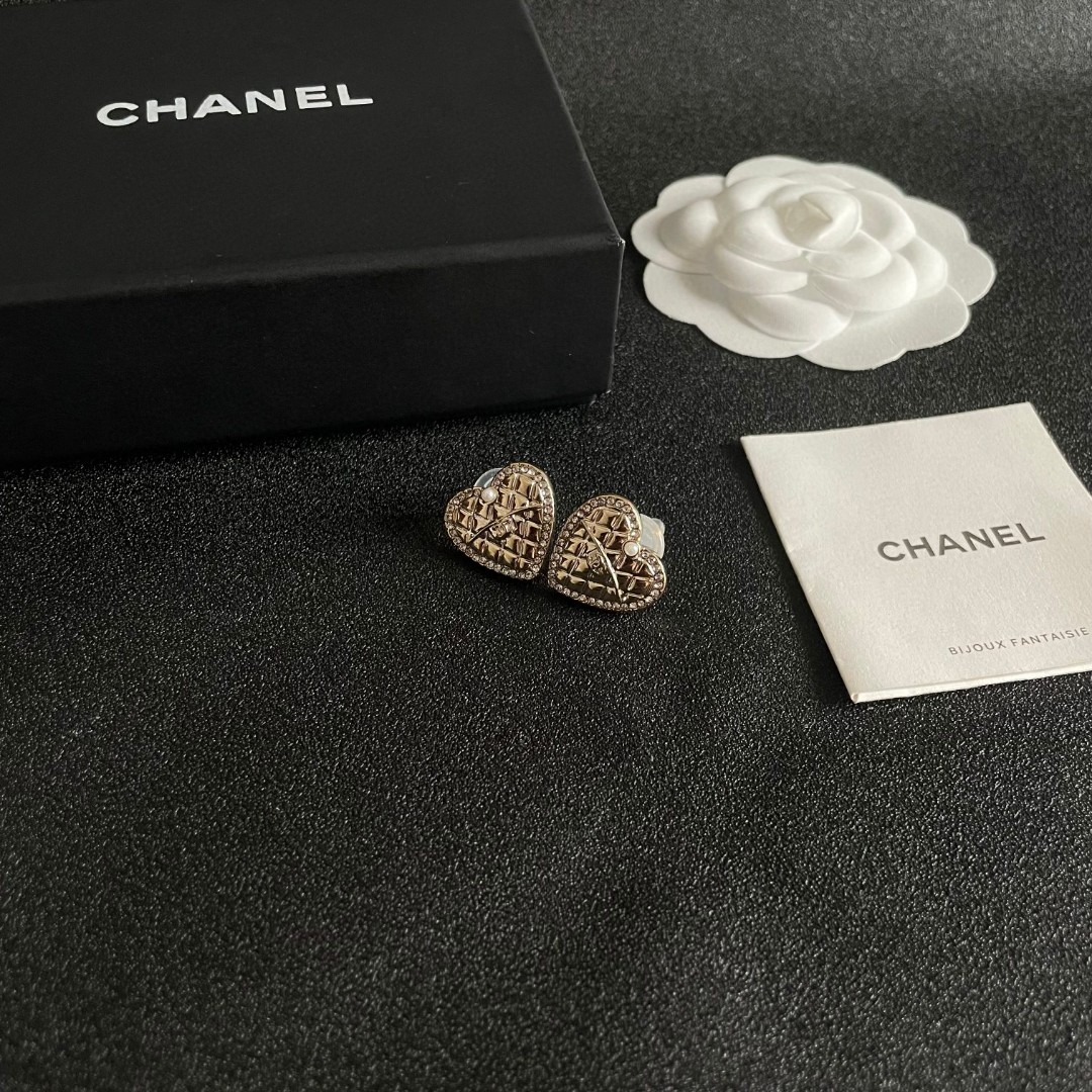  Chanel香奈儿 中古 耳钉👀小香家的款式真心无需多介绍😘🎶每一款都超好看，精致大方，非常显气质.