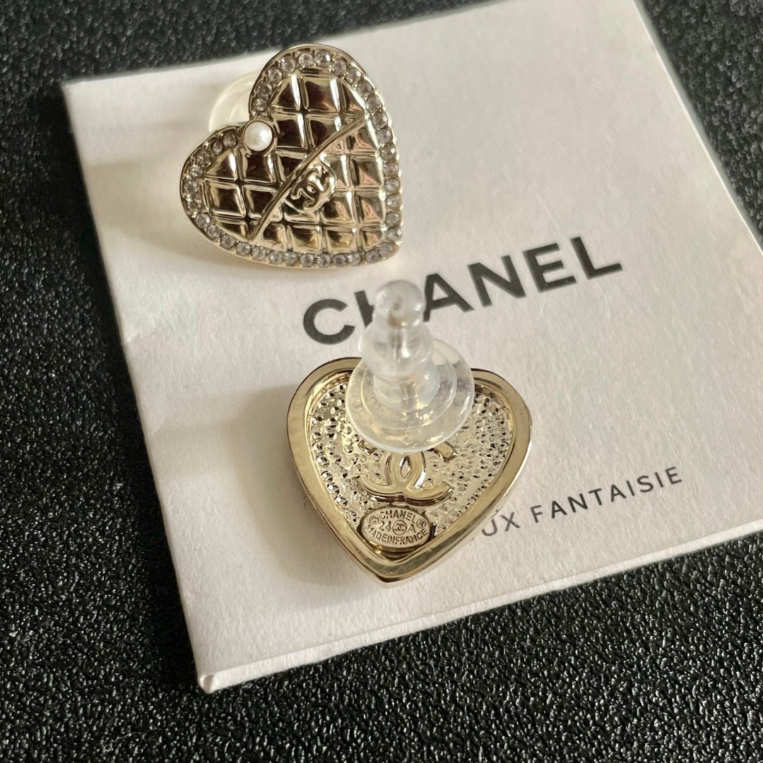  Chanel香奈儿 中古 耳钉👀小香家的款式真心无需多介绍😘🎶每一款都超好看，精致大方，非常显气质.