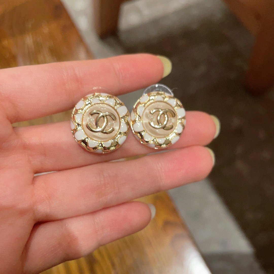 Chanel香奈儿 中古 耳钉👀小香家的款式真心无需多介绍😘🎶每一款都超好看，精致大方，非常显气质.