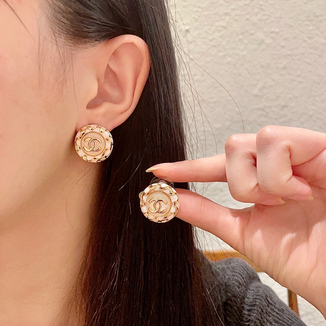  Chanel香奈儿 中古 耳钉👀小香家的款式真心无需多介绍😘🎶每一款都超好看，精致大方，非常显气质.