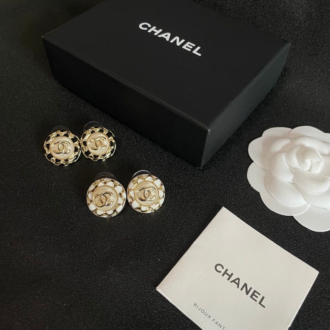  Chanel香奈儿 中古 耳钉👀小香家的款式真心无需多介绍😘🎶每一款都超好看，精致大方，非常显气质.