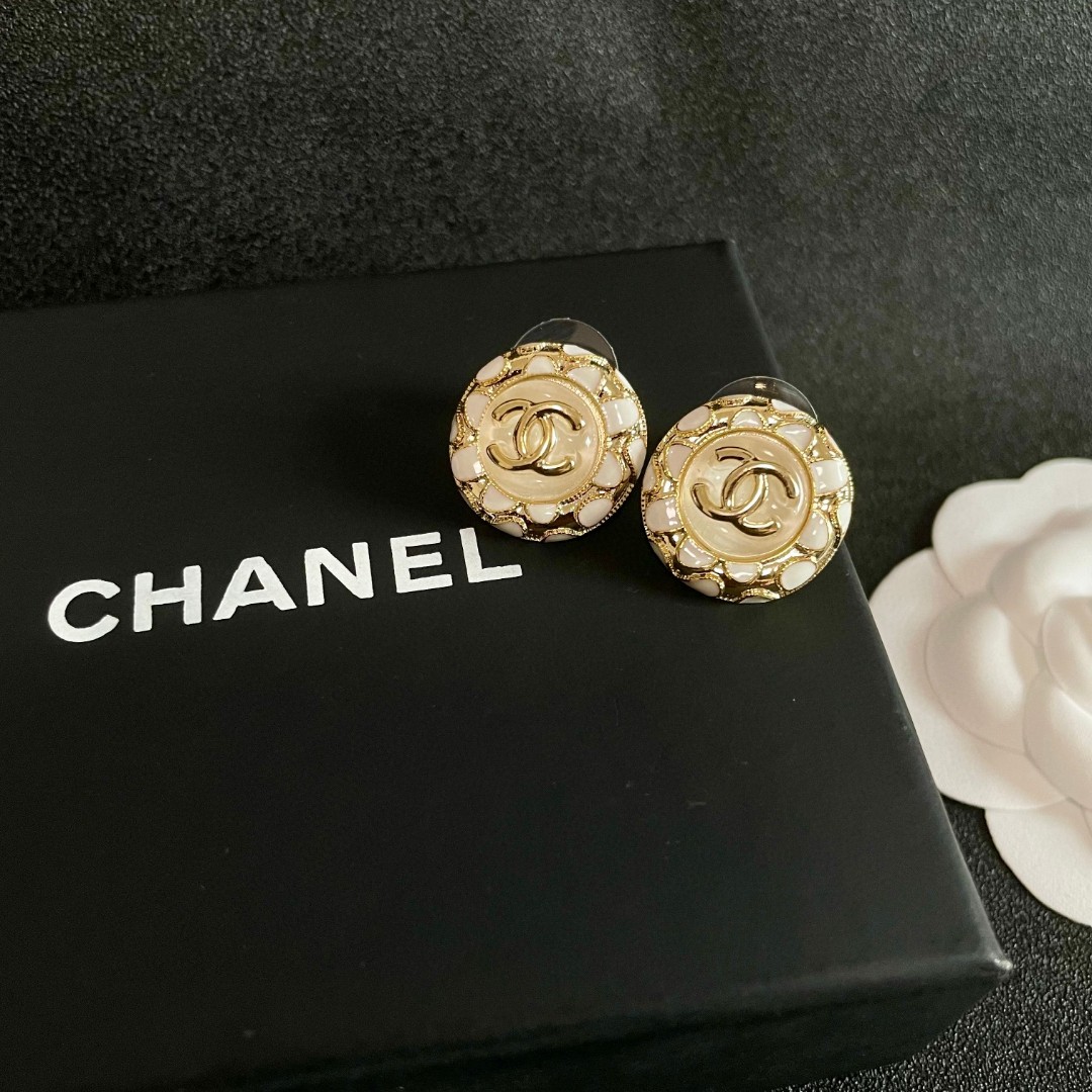 Chanel香奈儿 中古 耳钉👀小香家的款式真心无需多介绍😘🎶每一款都超好看，精致大方，非常显气质.