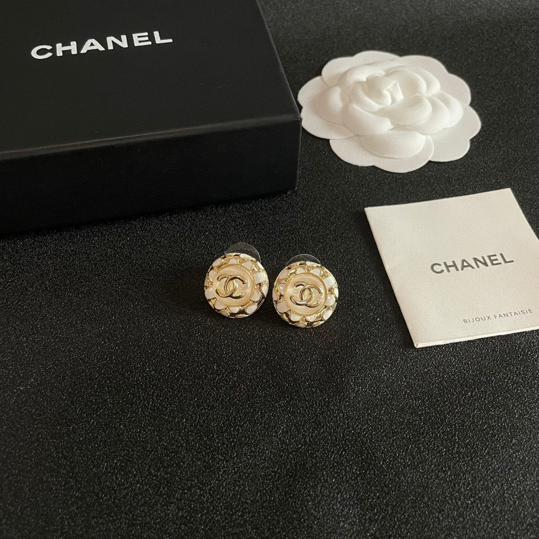  Chanel香奈儿 中古 耳钉👀小香家的款式真心无需多介绍😘🎶每一款都超好看，精致大方，非常显气质.
