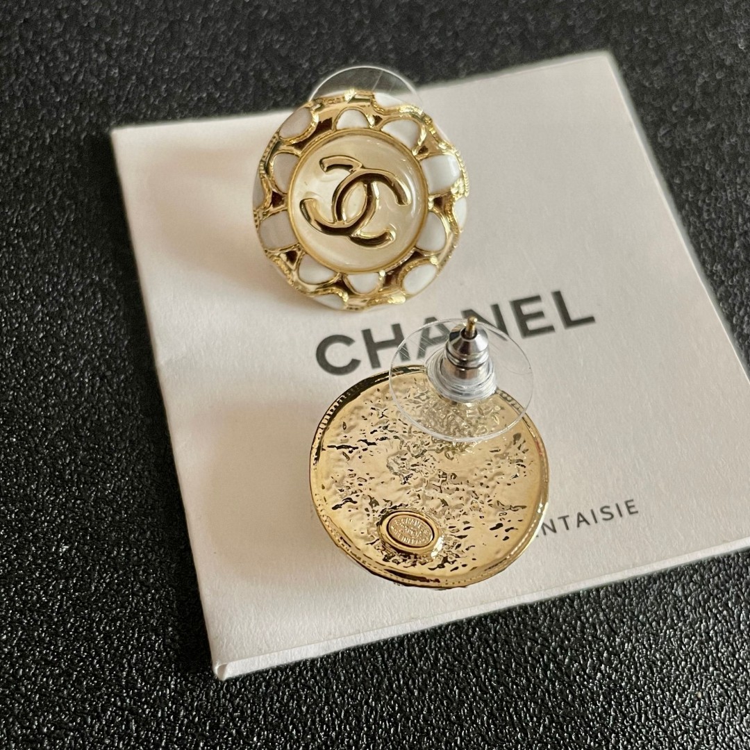  Chanel香奈儿 中古 耳钉👀小香家的款式真心无需多介绍😘🎶每一款都超好看，精致大方，非常显气质.