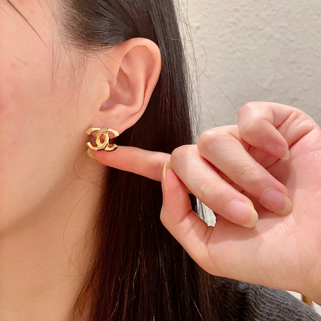  Chanel香奈儿 中古 耳钉👀小香家的款式真心无需多介绍😘🎶每一款都超好看，精致大方，非常显气质.